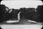 Skioptikonbild med motiv v skulptur i park i St. Germain.
Bilden har förvarats i kartong märkt: Höstresan 1910. Vierland 2. Paris 7. N:1. Text på bild: 