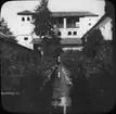 Skioptikonbild med motiv av palatset Generalife, Granada.
Bilden har förvarats i kartong märkt: Höstresan 1910. Alhambra 9. N:20. Text på bild: 