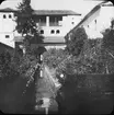 Skioptikonbild med motiv av palatset Generalife, Granada.
Bilden har förvarats i kartong märkt: Höstresan 1910. Alhambra 9. N:20. Text på bild: 