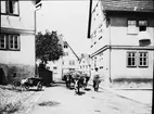 Skioptikonbild med motiv från Fladungen. Man med oxar, dragande en vagn.
Bilden har förvarats i kartong märkt: Vårresan 1910. Fladungen 9. IX.