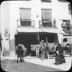 Skioptikonbild med motiv från gata i stadsdelen Posadas, Cordoba.
Bilden har förvarats i kartong märkt: Höstresan 1910. Granada 9. N:7. Text på bild: 