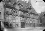 Skioptikonbild, tryckt bild med motiv av Herzogl. Hofbrauhaus, Braunschweig.
Bilden har förvarats i kartong märkt: Vårresan 1909. Braunschweig 9. III.