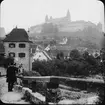 Skioptikonbild med motiv av vy över Schwäbisch Hall med Comburg kloster i bakgrunden.

(Troligen är det Comburg kloster och inte Schloss Kronburg).
Bilden har förvarats i kartong märkt: Resan 1911 Schwäbisch Hall. Schloss Kronburg. XIX. Text på bild: 