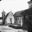 Skioptikonbild med motiv av två barn på gården vid Schloss Kronburg.
Bilden har förvarats i kartong märkt: Resan 1911 Schwäbische Hall. Schloss Kronburg. XIX. Text på bild: 