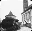 Skioptikonbild med motiv av Baptisterium, Schwäbische Hall.
Bilden har förvarats i kartong märkt: Resan 1911 Schwäbische Hall. Schloss Kronburg. XIX.. Text på bild: 