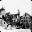 Skioptikonbild med motiv från Am Säumarkt i Schwäbisch Hall med Kirche St. Michael i bakgrunden.

Bilden har förvarats i kartong märkt: Resan 1911. Schwäbisch Hall 9. XVI. Text på bild: 