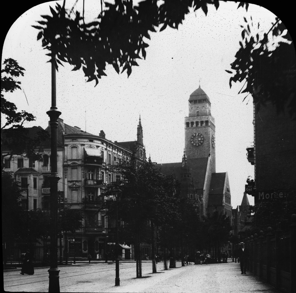 Skioptikonbild med motiv från Berlin men rådhuset i Schöneberg i bakgrunden.
Bilden har förvarats i kartong märkt: Vårresan 1910. Berlin. II. Text på bild: "Rixdorf. Rådhuset".