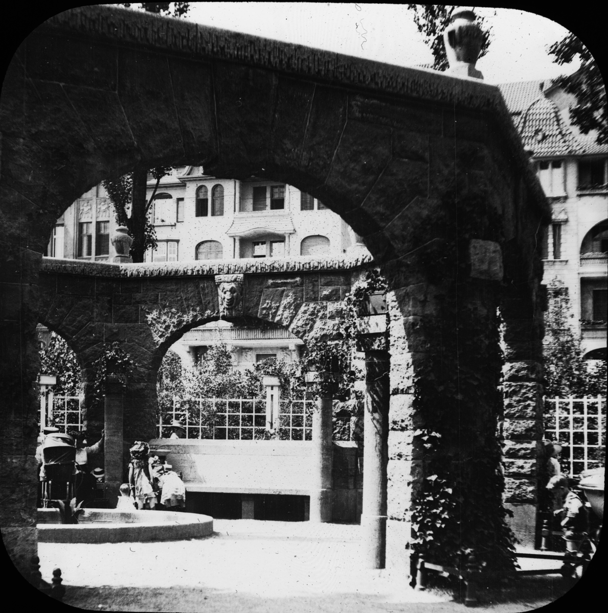 Skioptikonbild med motiv från Bayerischer Platz i stadsdelen Schöneberg, Berlin.
Bilden har förvarats i kartong märkt: Vårresan 1910. Berlin. II. Text på bild: "Schöneberg Bauricher plats".