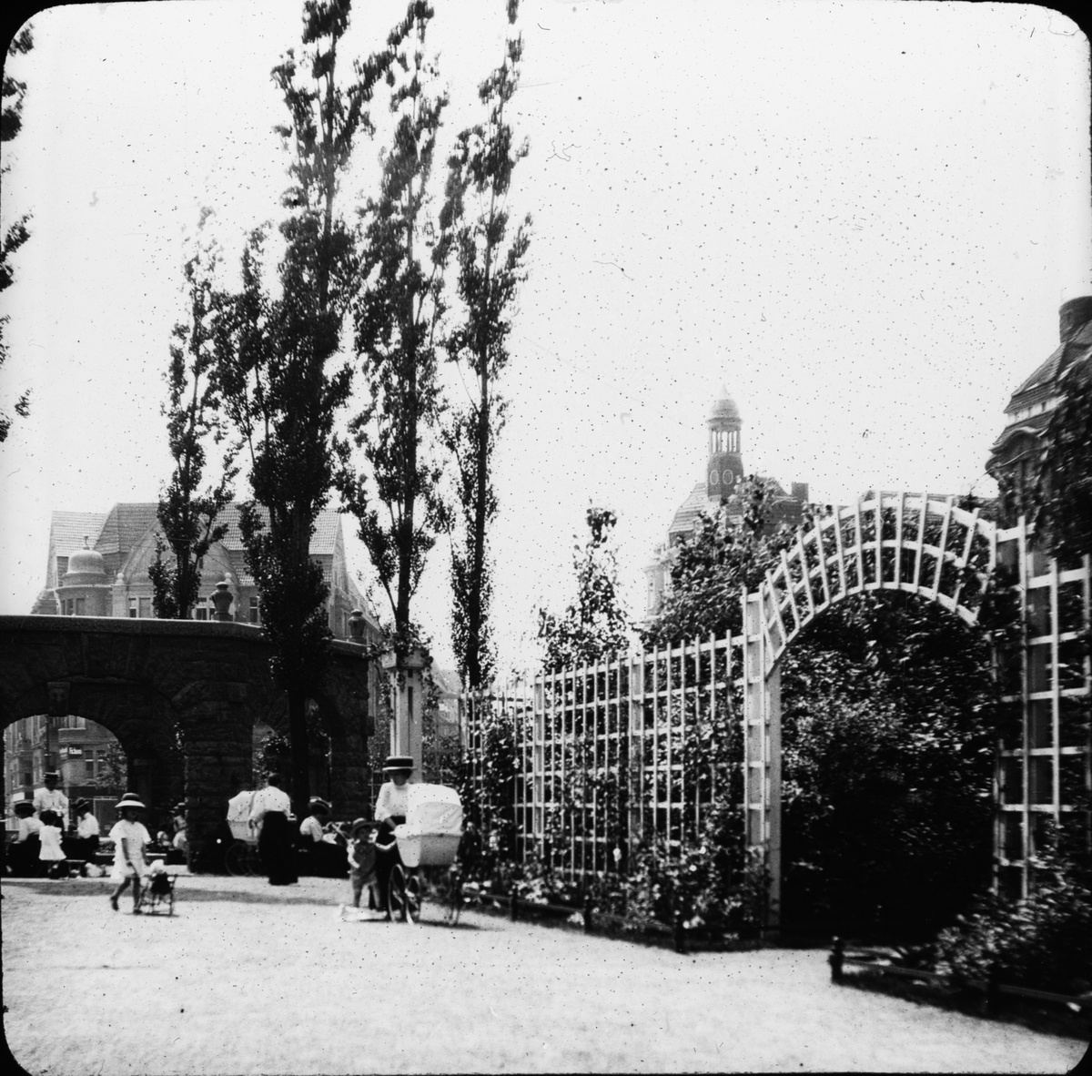 Skioptikonbild med motiv från Bayerischer Platz i Schöneberg, Berlin.

Bilden har förvarats i kartong märkt: Vårresan 1910. Berlin. II. Text på bild: "Schönerberg".