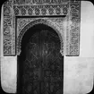 Skioptikonbild med motiv från palatset Generalife.
Bilden har förvarats i kartong märkt: Höstresan 1910. Alhambra 9. N:21. Text på bild: 