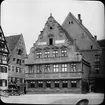 Skioptikonbild med motiv av Hotel Krone vid Holzmarkt i Nördlingen.
Bilden har förvarats i kartong märkt: Vårresan 1911. Nördlingen IX. Text på bild: 