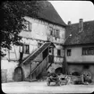 Skioptikonbild med motiv från gårdsplan i Schwäbisch Hall.
Bilden har förvarats i kartong märkt: Resan 1911. Schwäbische Hall. XVIII.