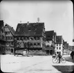 Skioptikonbild med motiv från Dr Martin Luther-Strasse i  Dinkelsbühl.
Bilden har förvarats i kartong märkt: Resan 1911. Dinkelsbühl 10. III.