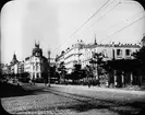 Skioptikonbild med motiv av Calle de Alacalá, den längsta gatan i Madrid.
Bilden har förvarats i kartong märkt: Höstresan 1910. Madrid 9. N:2. Text på bild: 