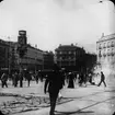 Skioptikonbild med motiv från Puerta del Sol, Madrid.
Bilden har förvarats i kartong märkt: Höstresan 1910. Madrid 9. N:2. Text på bild: 