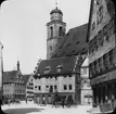 Skioptikonbild med motiv från Ledermarkt i Dinkelsbühl med St. Georgskirche.
Bilden har förvarats i kartong märkt: Resan 1911. Dinkelsbühl 9. II. Text på bild: 