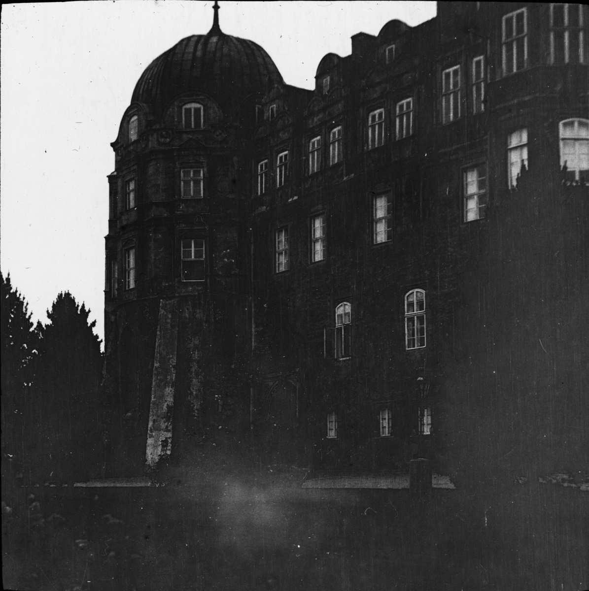 Skioptikonbild med motiv av slottet i Celle.
Bilden har förvarats i kartong märkt: Vårresan 1909. Celle 4. Braunschweig 5. II. Text på bild: "Das Schloss".