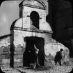 Skioptikonbild med motiv av barn vid vattenkälla vid Plaza de San Nicolas, Granada.
Bilden har förvarats i kartong märkt: Höstresan 1910. Granada. N:16. Text på bild: 