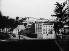 Skioptikonbild med motiv av vy över stadsdelen Albaicin i Granada med valvporten Puerta de Elvira.

Bilden har förvarats i kartong märkt: Höstresan 1910. Granada 9. N:13. Text på bild: 