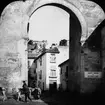 Skioptikonbild med motiv av valvporten Puerta de Elvira, Albaicin, Granada.
Bilden har förvarats i kartong märkt: Höstresan 1910. Granada 9. N:13. Text på bild: 