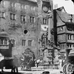 Skioptikonbild med motiv av fontän i Würtzburg.
Bilden har förvarats i kartong märkt: Würtzburg 1901. 1.