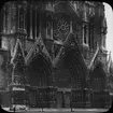 Skioptikonbild med motiv av Cathedral Notre Dame Reims.
Bilden har förvarats i kartong märkt: Höstresan 1910. Granada 9. Text på bild: 