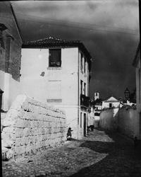 Skioptikonbild med motiv av Granada i åskväder.
Bilden har f