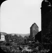 Skioptikonbild med motiv av Turm der Stadtmauer i Fladungen.
Bilden har förvarats i kartong märkt: Vårresan 1910. Fladungen 7. X.