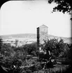 Skioptikonbild med motiv av Turm der Stadtmauer, Fladungen.
Bilden har förvarats i kartong märkt: Vårresan 1910. Fladungen 7. X.