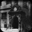 Skioptikonbild med motiv av gymnasiebyggnad i Rothenburg.
Bilden har förvarats i kartong märkt: Vårresan 1910. Rothenburg. XXV. Text på bild: 