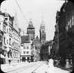 Skioptikonbild med motiv av Karolinenstasse, Nürnberg med St. Lorenzkirche i bakgrunden. Toret under restaurering.
Bilden har förvarats i kartong märkt: Vårresan 1910. Nürnberg 9. XXI. Text på bild: 