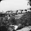 Skioptikonbild med motiv av vy över de odlade fälten utanför muren, Rothenburg, sett från slottsträdgården Burggarten.
Bilden har förvarats i kartong märkt: Vårresan 1910. Rothenburg. XXII. Text på bild: 