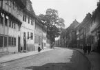 Skioptikonbild med motiv från gata i Halberstadt.
Bilden har förvarats i kartong märkt: Vårresan 1909. Halberstadt 8. XII. Text på bild: 