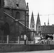 Skioptikonbild med motiv från Halberstadt med tornen på Halberstadt Dom i bakgrunden.
Bilden har förvarats i kartong märkt: Vårresan 1909. Halberstadt 8. XII. Text på bild: 