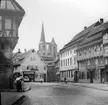 Skioptikonbild med motiv från Halberstadt med St. Martinikirche i bakgrunden.
Bilden har förvarats i kartong märkt: Vårresan 1909. Halberstadt 8. XII. Text på bild: 