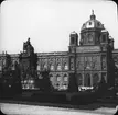 Skioptikonbild med motiv av Naturhistoriska Museet i Wien med statyn av Maria Theresia framför.
Bilden har förvarats i kartong märkt: Höstresan 1909. Wien 7. N:8. Text på bild: 