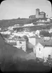 Skioptikonbild med motiv från Albaicin med kyrkan San Salvador på toppen.
Bilden har förvarats i kartong märkt: Höstresan 1910. Granada 9. N:14. Text på bild: 