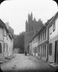 Skioptikonbild med motiv från Neubrandenburg med Friedlander Tor i bakgrunden.
Bilden har förvarats i kartong märkt: Resan 1912. Neubrandenburg 7. Text på bild: 