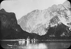 Skioptikonbild med motiv från sjön Der Köningssee, sydöstra Bayern, Tyskland.
Bilden har förvarats i kartong märkt: Höstresan 1910. Alhambra 9. N:22. Text på bild: 