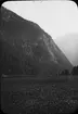 Skioptikonbild med motiv av berget Watzmann? vid sjön Der Köningssee, sydöstra Bayern, Tyskland.
Bilden har förvarats i kartong märkt: Höstresan 1910. Alhambra 9. N:22. Text på bild: 