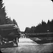 Skioptikonbild med motiv av virkestransport med häst, Wilfingen.
Bilden har förvarats i kartong märkt: Resan 1908. Spaichingen m.fl. 8.