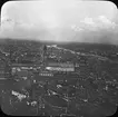 Skioptikonbild med motiv av Salzburg. Panoramavy över staden vid floden Salzach.
Bilden har förvarats i kartong märkt: Resan 1906. Salzburg 5. Arlberg-banan 3.