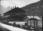 Skioptikonbild med motiv från stationen Imst vid Arlbergbanan.
Bilden har förvarats i kartong märkt: Resan 1906. Salzburg 5. Arlberg-banan 3. Text på bild: 