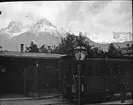 Skioptikonbild med motiv från tågstation längs Arlberg-banan.
Bilden har förvarats i kartong märkt: Resan 1906. Salzburg 5. Arlberg-banan 3. Text på bild: 