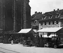 Skioptikonbild med motiv av marknadsstånd på torget vid Heidelberg Heiliggeistkirche.
Bilden har förvarats i kartong märkt: Resan 1906. Heidenberg 5. Mannheim 2.