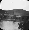 Skioptikonbild med motiv mot Heidelberg vid Karl-Theodore-Brücke över floden Neckar.

Bilden har förvarats i kartong märkt: Resan 1906. Heidenberg 5. Mannheim 2.