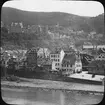 Skioptikonbild med motiv vy över Heidelberg vid floden Neckar. I bakgrunden syns Schloss Heidelberg.
Bilden har förvarats i kartong märkt: Resan 1906. Heidenberg 5. Mannheim 2.