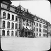 Skioptikonbild med motiv av Kurfürstliches Schloss, Trier.

Bilden har förvarats i kartong märkt: Resan 1904. Trier. I.