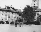 Skioptikonbild med motiv av Neptuns brunn, Fontana del Nettuno, på Piazza Duomo i Trento.

Bilden har förvarats i kartong märkt: Resan 1909. Trient 7. N:20.. Text på bild: 