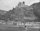 Skioptikonbild med motiv ev vy över St. Goar med Rheinfels slott på höjden.
Bilden har förvarats i kartong märkt: Resan 1904. St. Goar. Koblez.